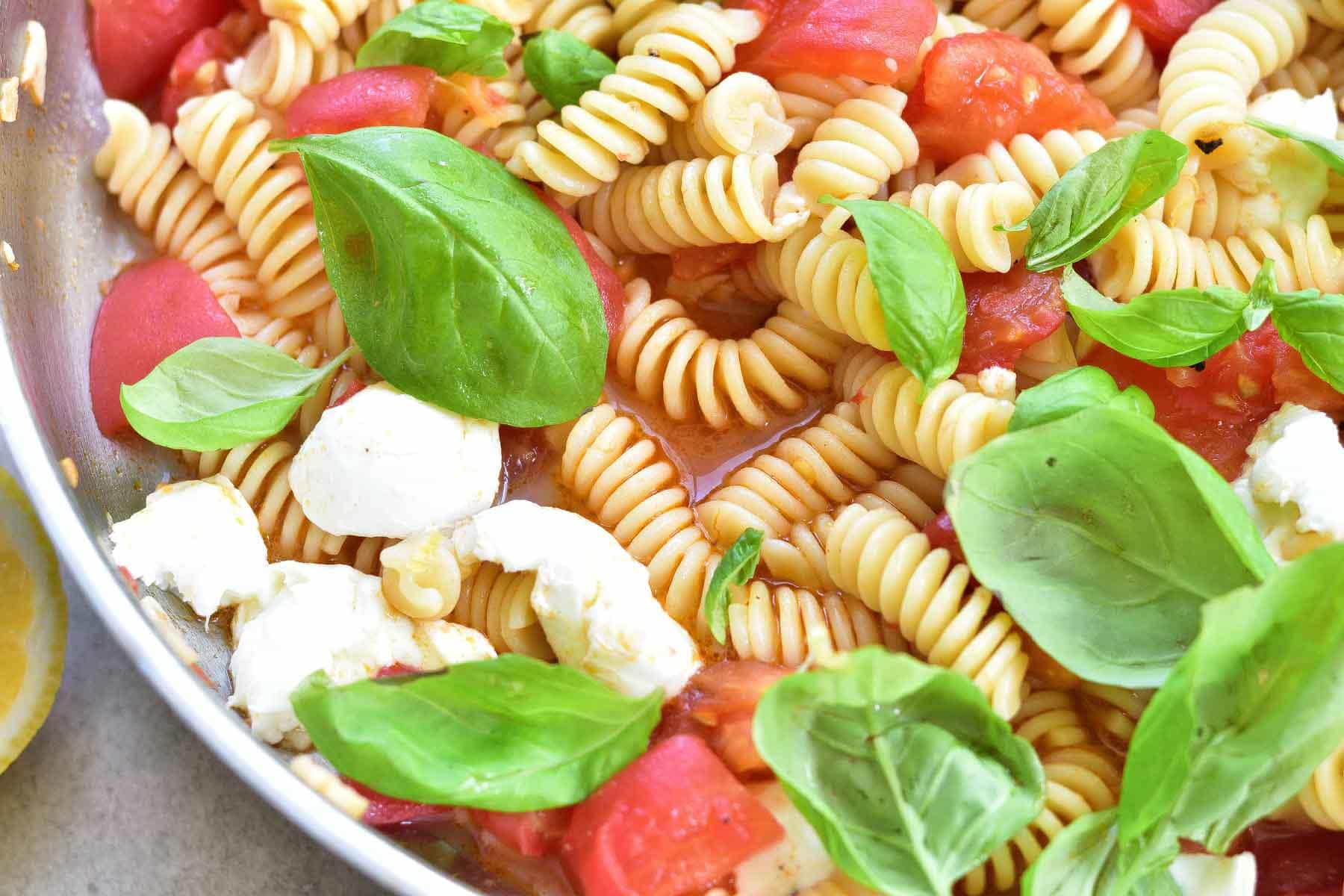 Pasta Caprese – tomatoes, mozzarella and basil pasta