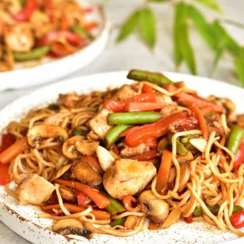 Sweet and sour chicken with noodles and vegetables - Everyday Delicious