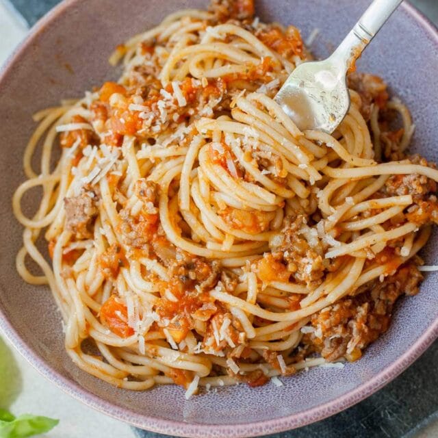 Quick spaghetti with fresh tomato meat sauce - Everyday Delicious