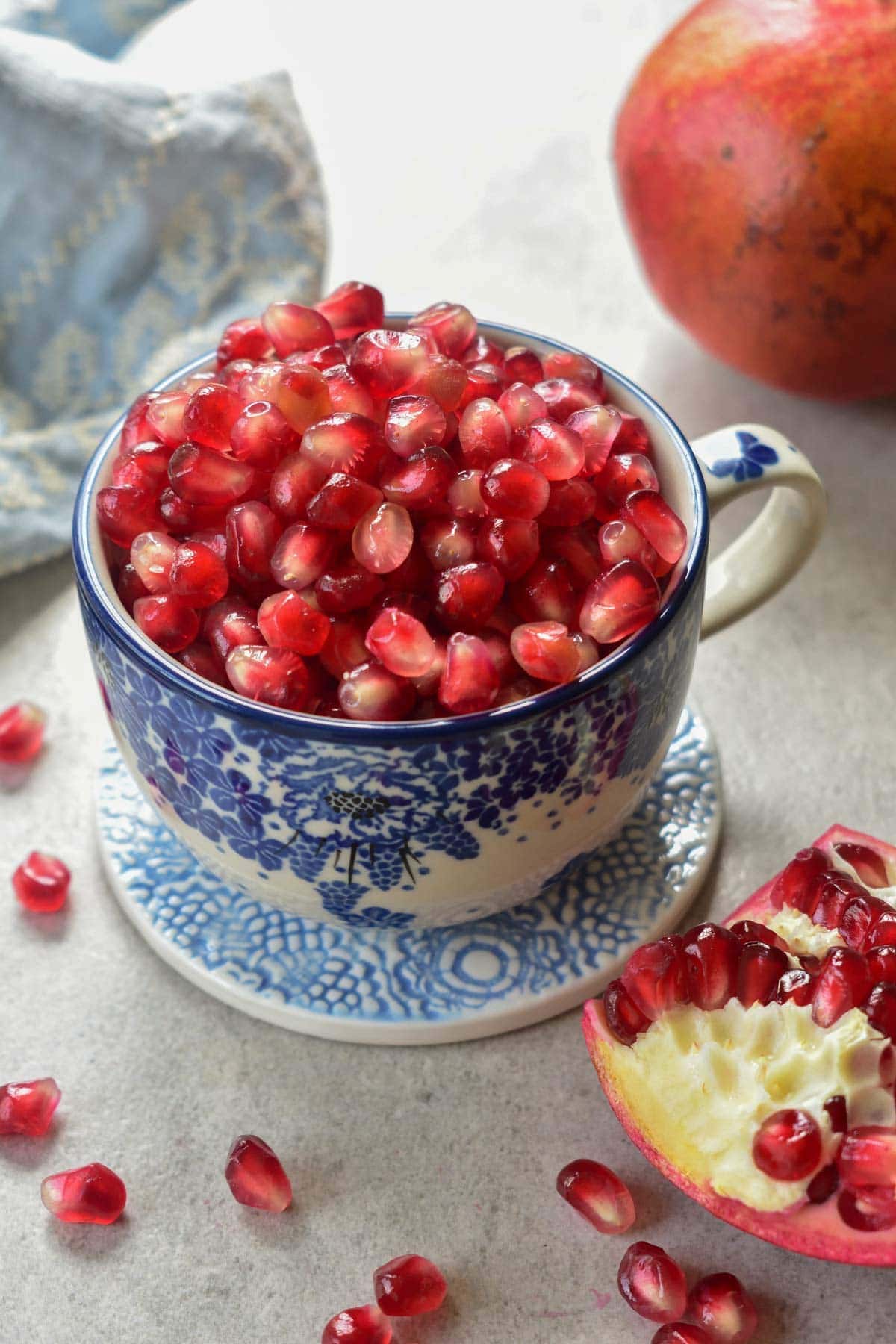 https://www.everyday-delicious.com/wp-content/uploads/2021/01/how-to-cut-and-seed-a-pomegranate-jak-otworzyc-granat-1.jpg