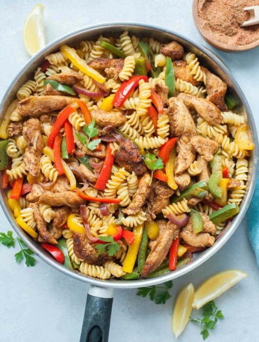 Chicken fajita pasta in a frying pan.