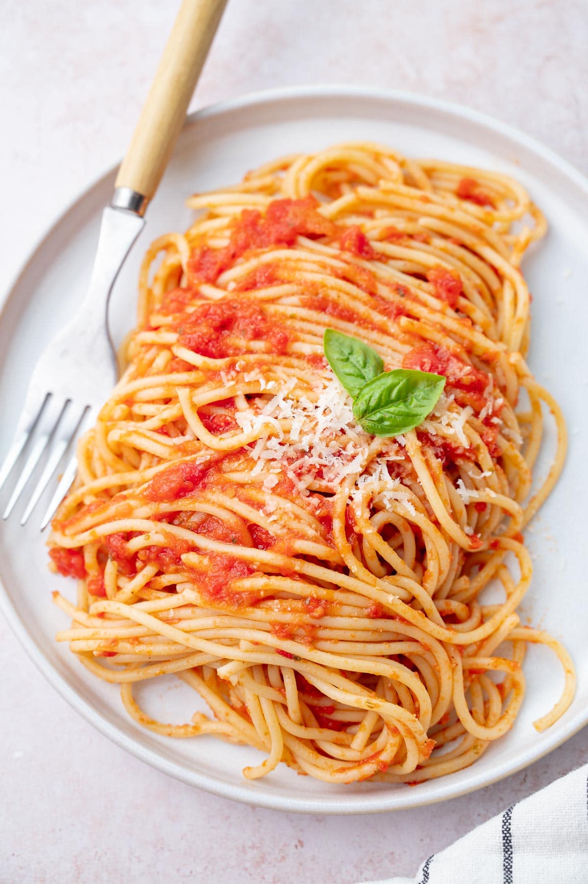 https://www.everyday-delicious.com/wp-content/uploads/2022/09/spaghetti-pomodoro-from-the-bear-everyday-delicious-1.jpg