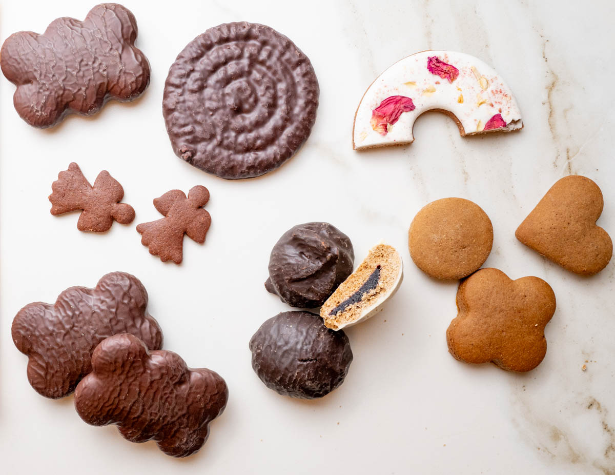 Different types of Polish pierniczki on a marble counter.